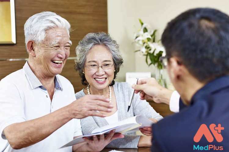 Nên mua bảo hiểm nào cho cha mẹ, người lớn tuổi trong gia đình?
